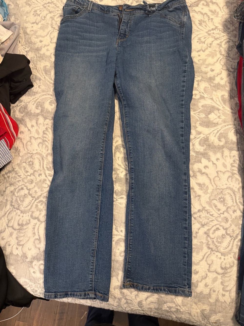 Reserved Classic Straight-Leg Jeans in Medium Blue